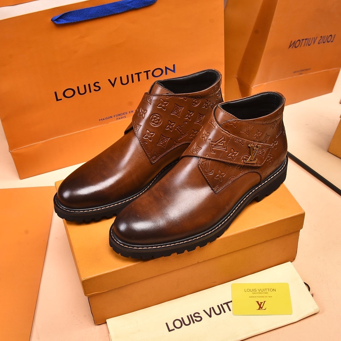 Brown V classic logo fashion boots