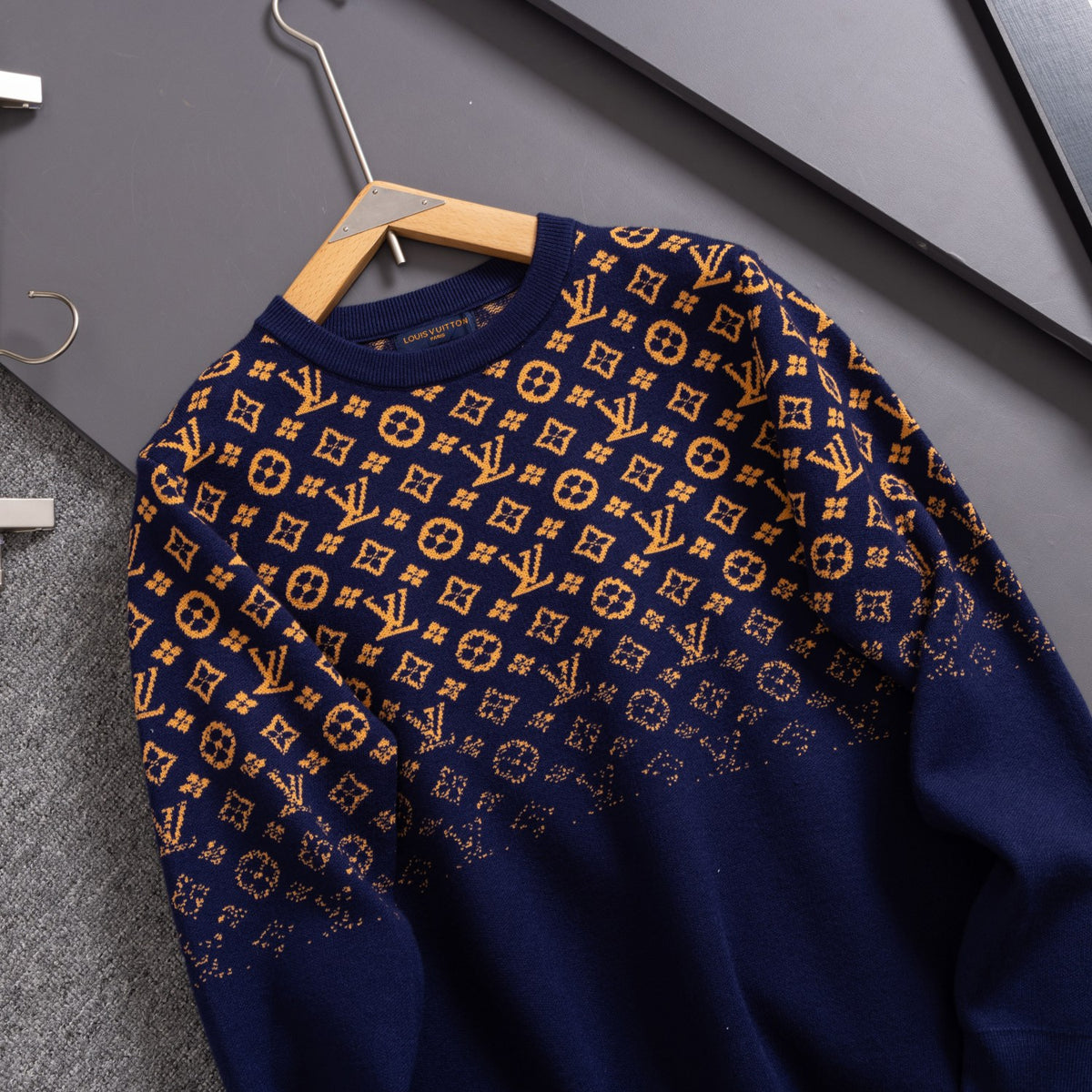 VV Gradient sweater 1824102102