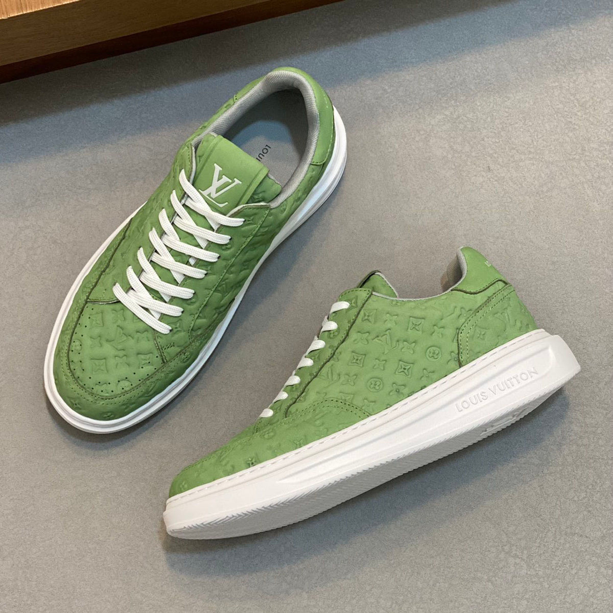 L Casual embossed sneakers 1824081201