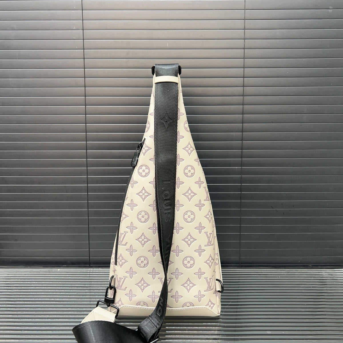 VV Shoulder bag chest bag 1825052316
