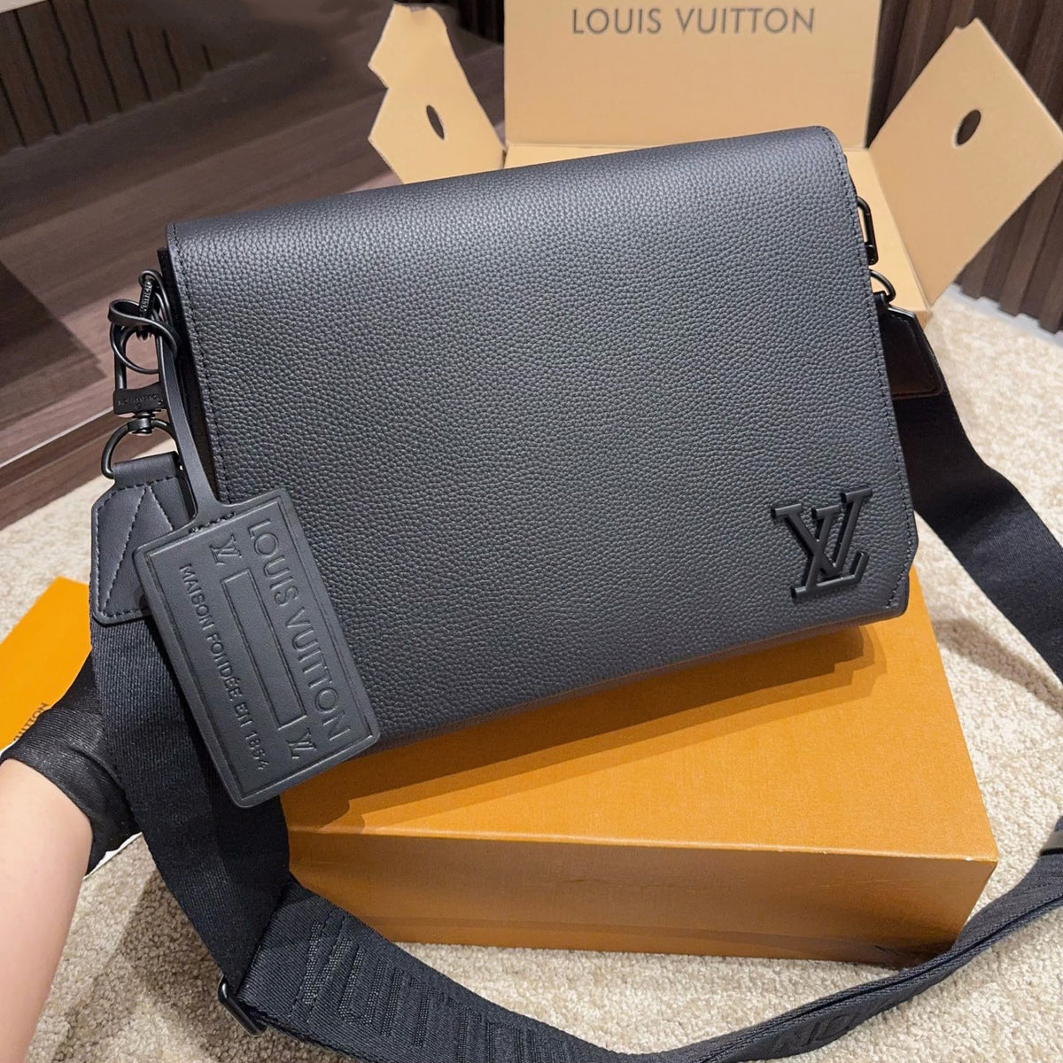 V take off flap messenger bag 1825102203