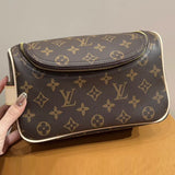 Classic chic and versatile wash bag 1024122301