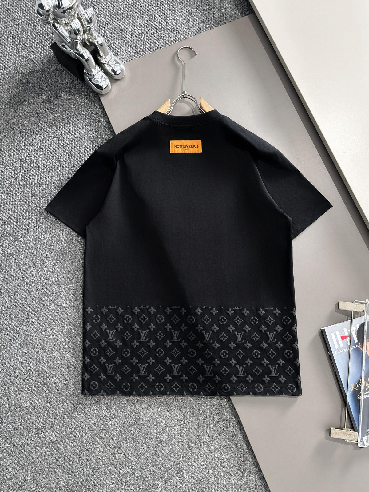 VV T-shirt with lettering on the hem 1825042503