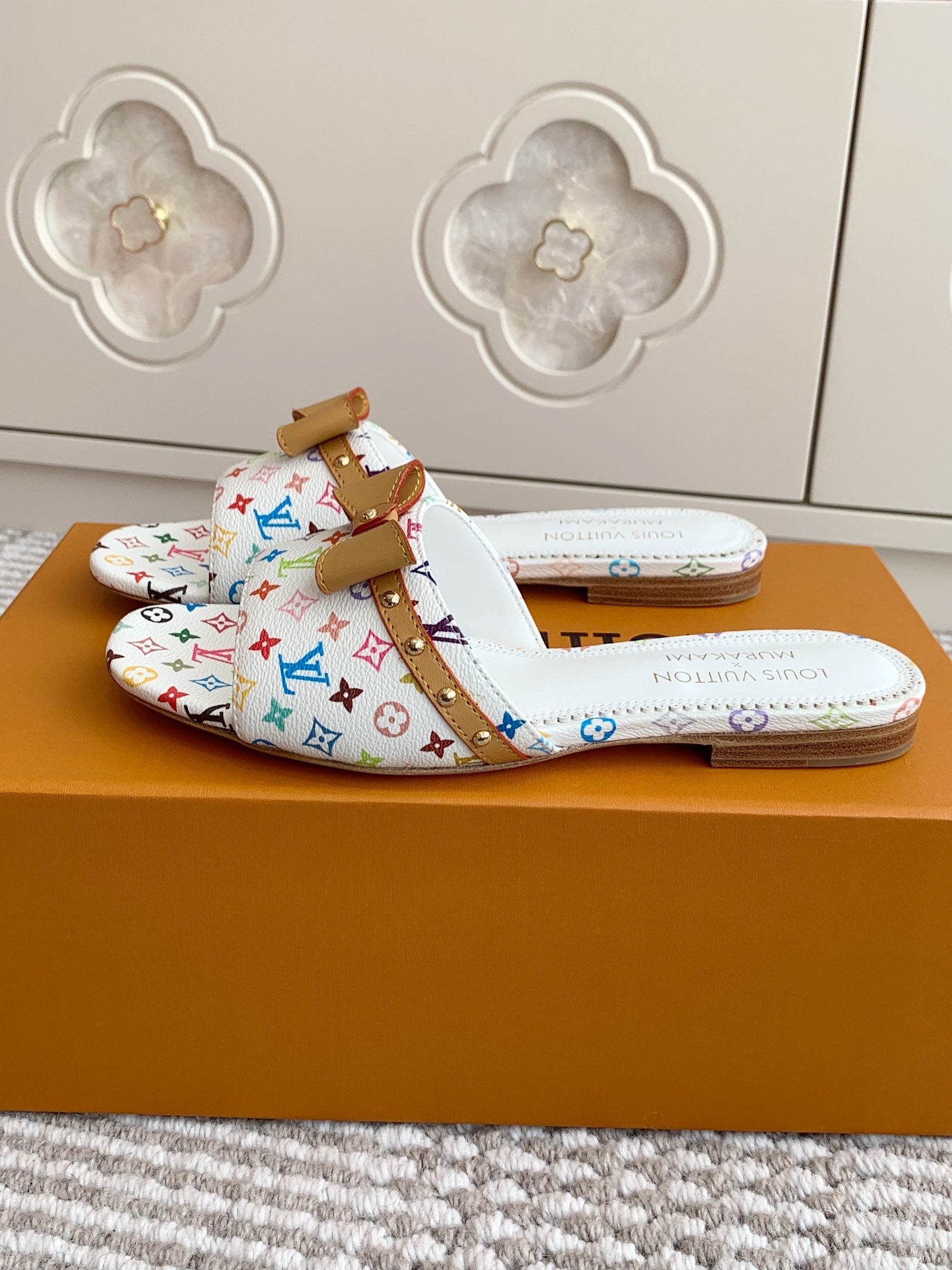 VV Bow leather slippers 1825040104
