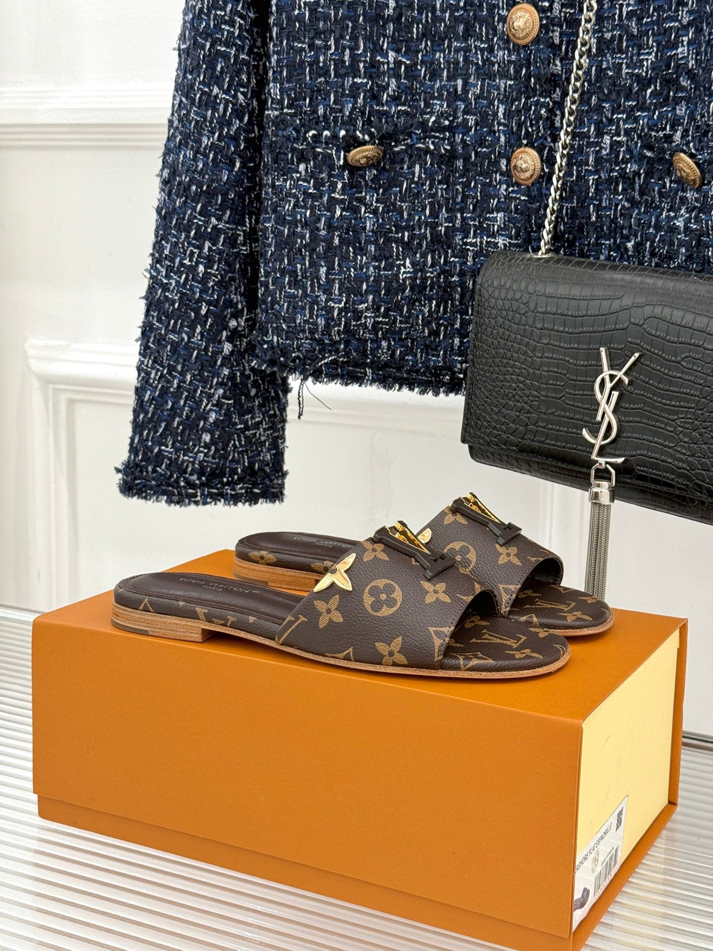 VV leather slippers 1826050821