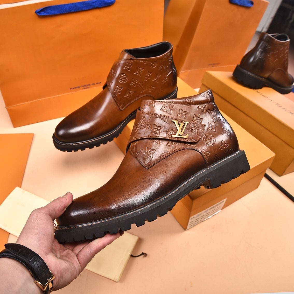 Brown V classic logo fashion boots